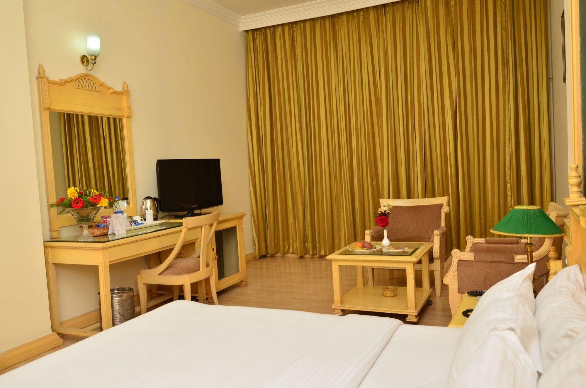 Kc Cross Road Hotel ปัญจ์กุลา ภายนอก รูปภาพ