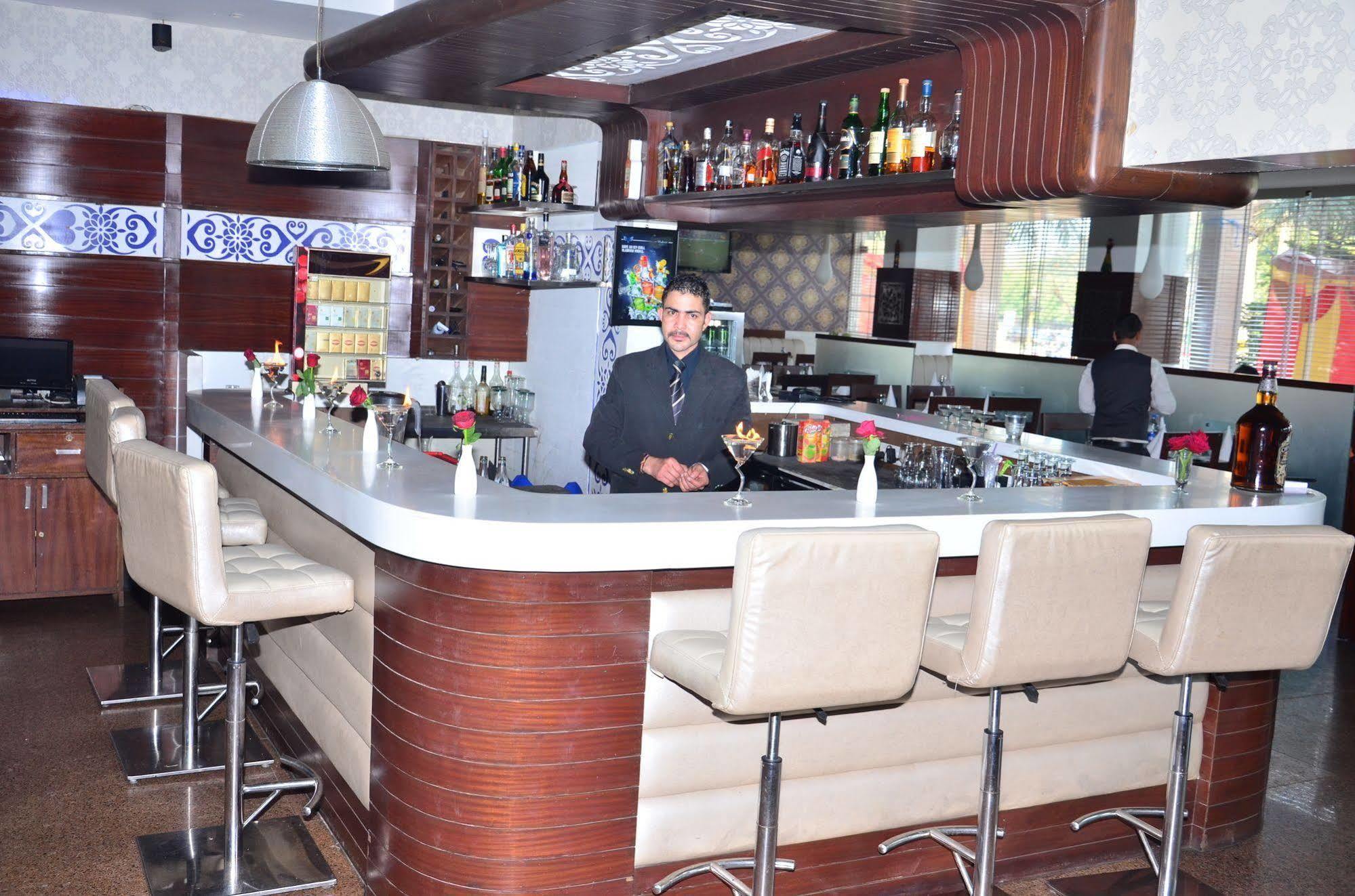 Kc Cross Road Hotel ปัญจ์กุลา ภายนอก รูปภาพ